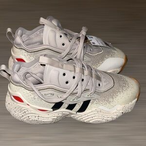 NWT Men’s Adidas Trae Young 3 size 7